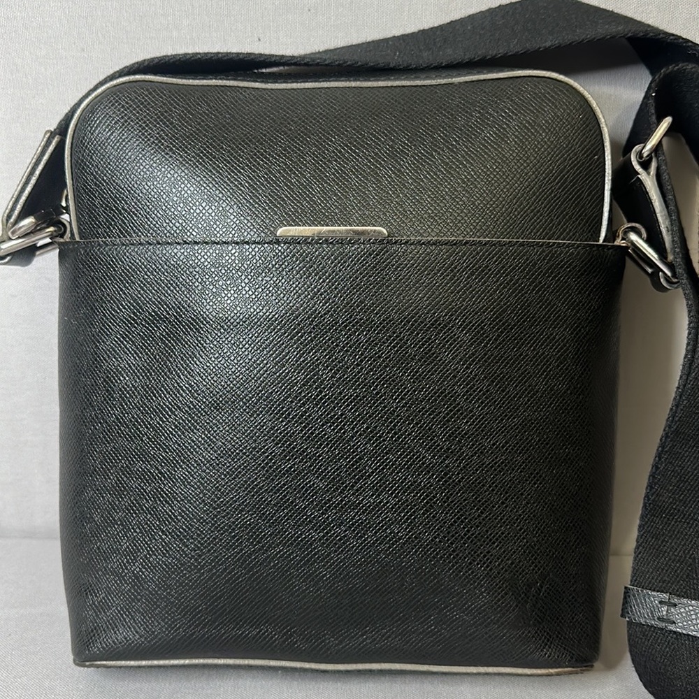 Louis Vuitton Anton Messenger Bag (UNISEX) - Picture 2 of 12